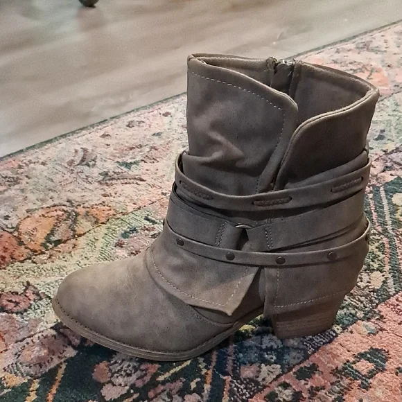 Stylish Gray Ankle Boots - Picture 5 of 14